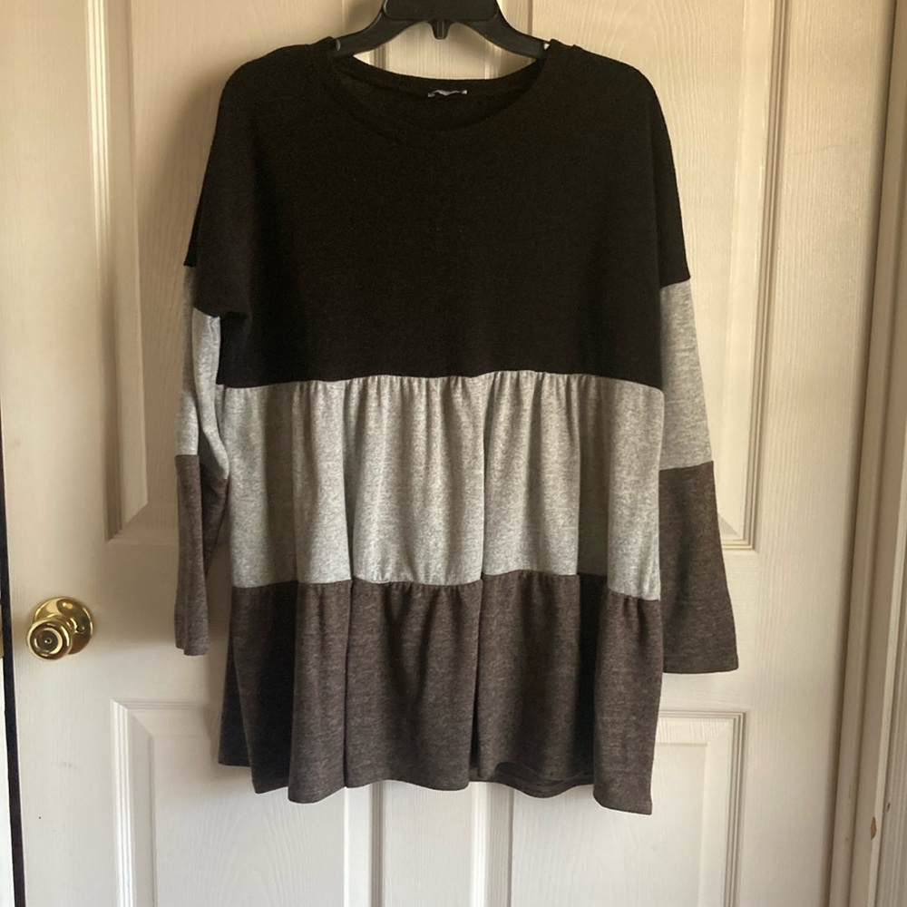 Egy California tri color ruffled tunic XL